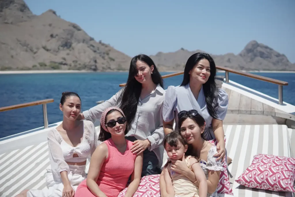 indonesian actress vacation with phinisi trip indonesia