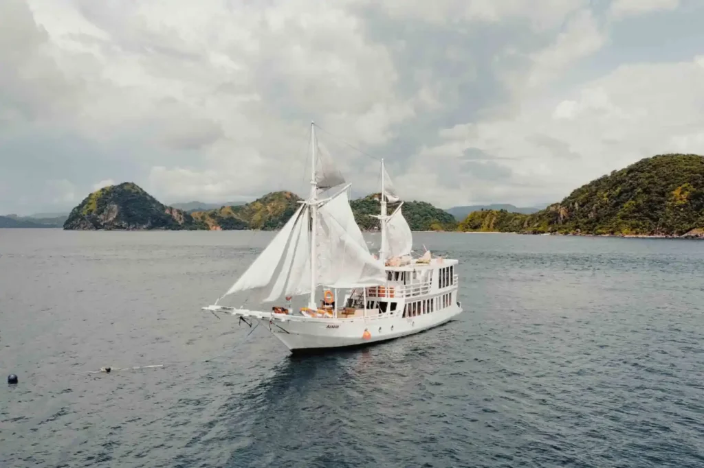 Akassa deluxe phinisi charter boat departing Labuan Bajo