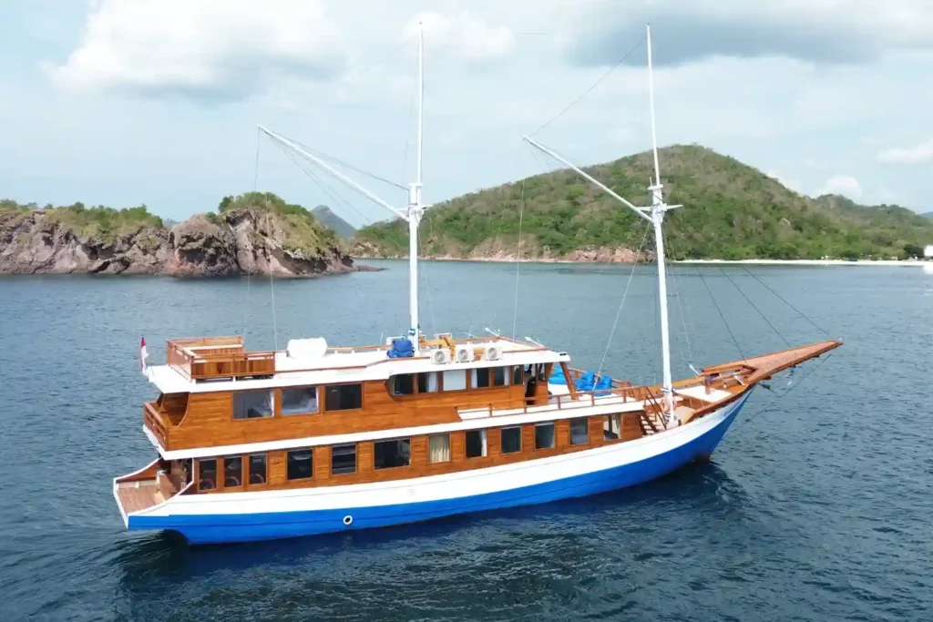 Arfisyana 2 deluxe phinisi charter boat departing Labuan Bajo