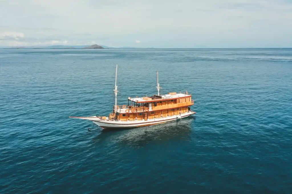 Papiton Duwa deluxe phinisi charter boat departing Labuan Bajo