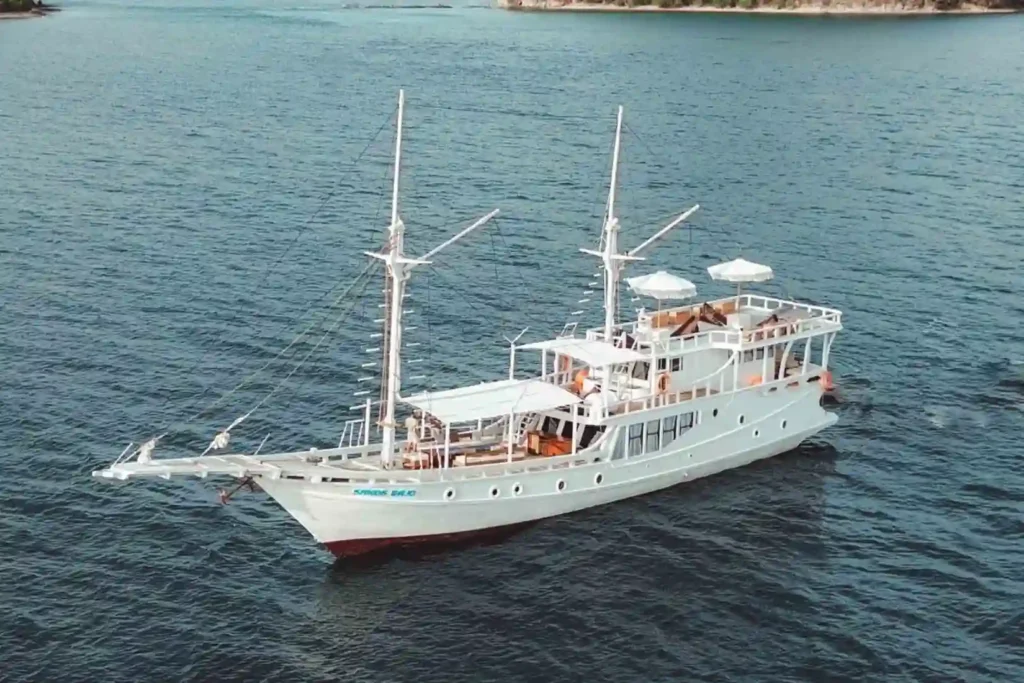 Sands Bajo deluxe phinisi charter boat departing Labuan Bajo