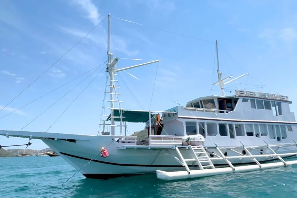 Zada Zen deluxe phinisi charter boat departing Labuan Bajo
