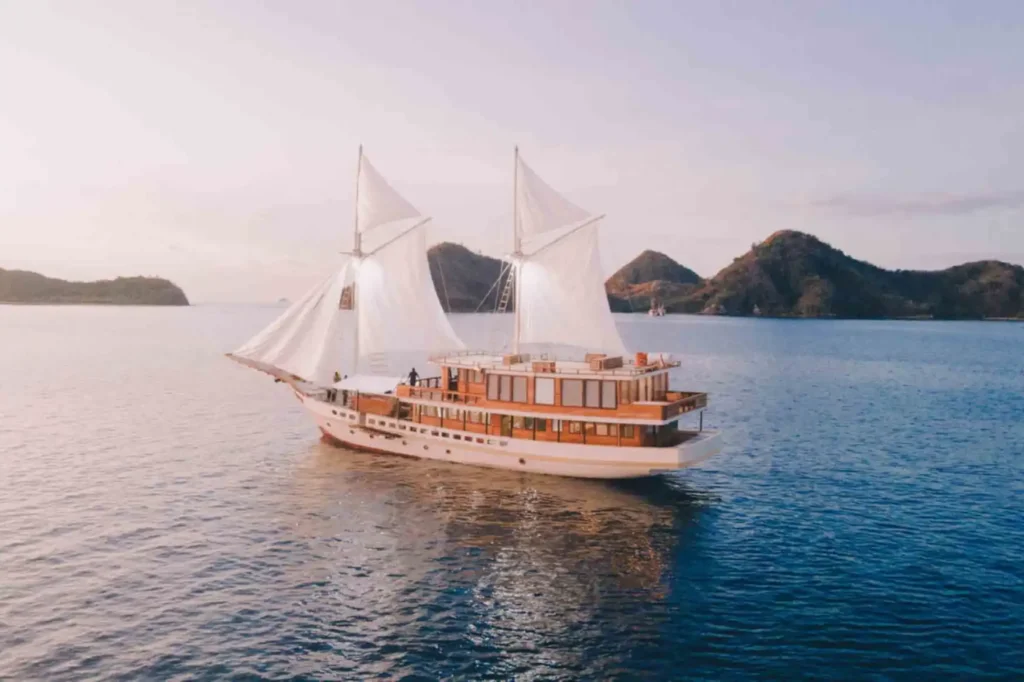 Elbark Cruise luxury phinisi charter boat in Komodo, Indonesia