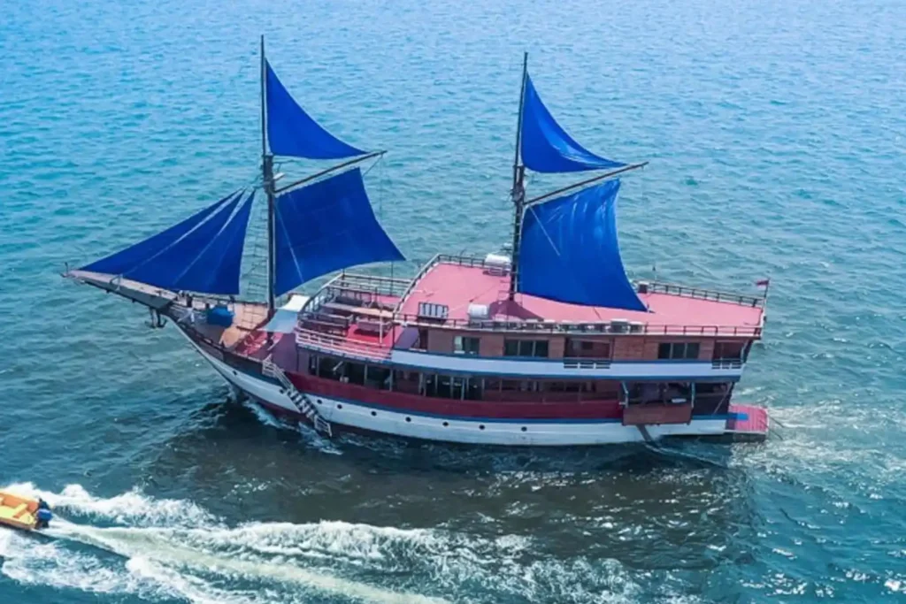 Mutiara Cruise luxury phinisi charter boat in Komodo, Indonesia