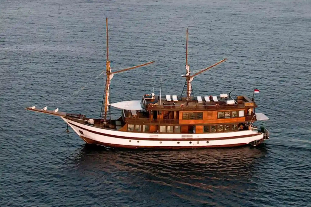 Neptune Cruise luxury phinisi charter boat in Komodo, Indonesia
