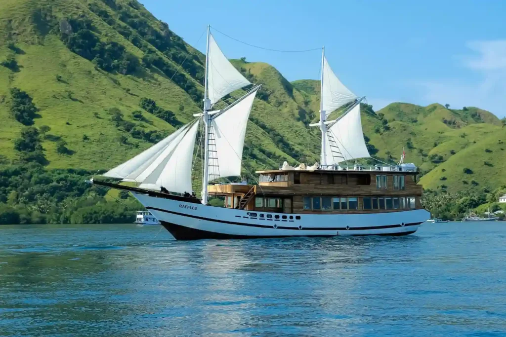 Raffles Cruise luxury phinisi charter boat in Komodo, Indonesia