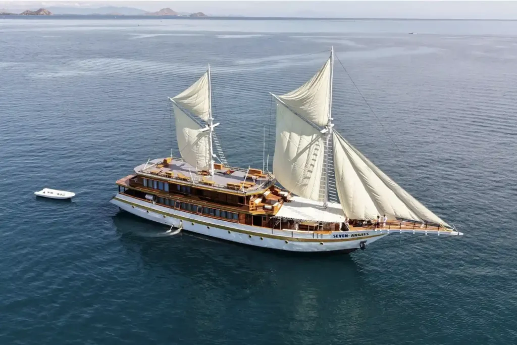 Seven Angel luxury phinisi charter boat in Komodo, Indonesia