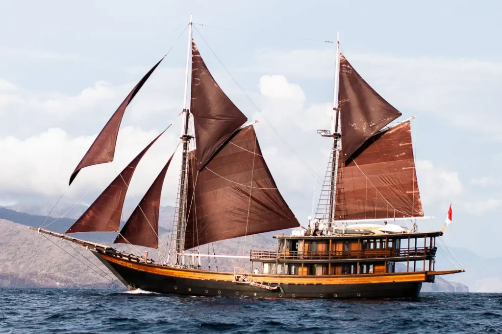 Dunia Baru VVIP phinisi charter yacht sailing in Indonesia